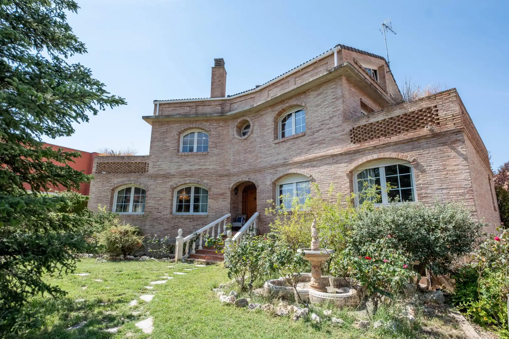 Vista exterior de Casa o xalet en venda en Zaragoza amb Jardí privat, Terrassa i Traster