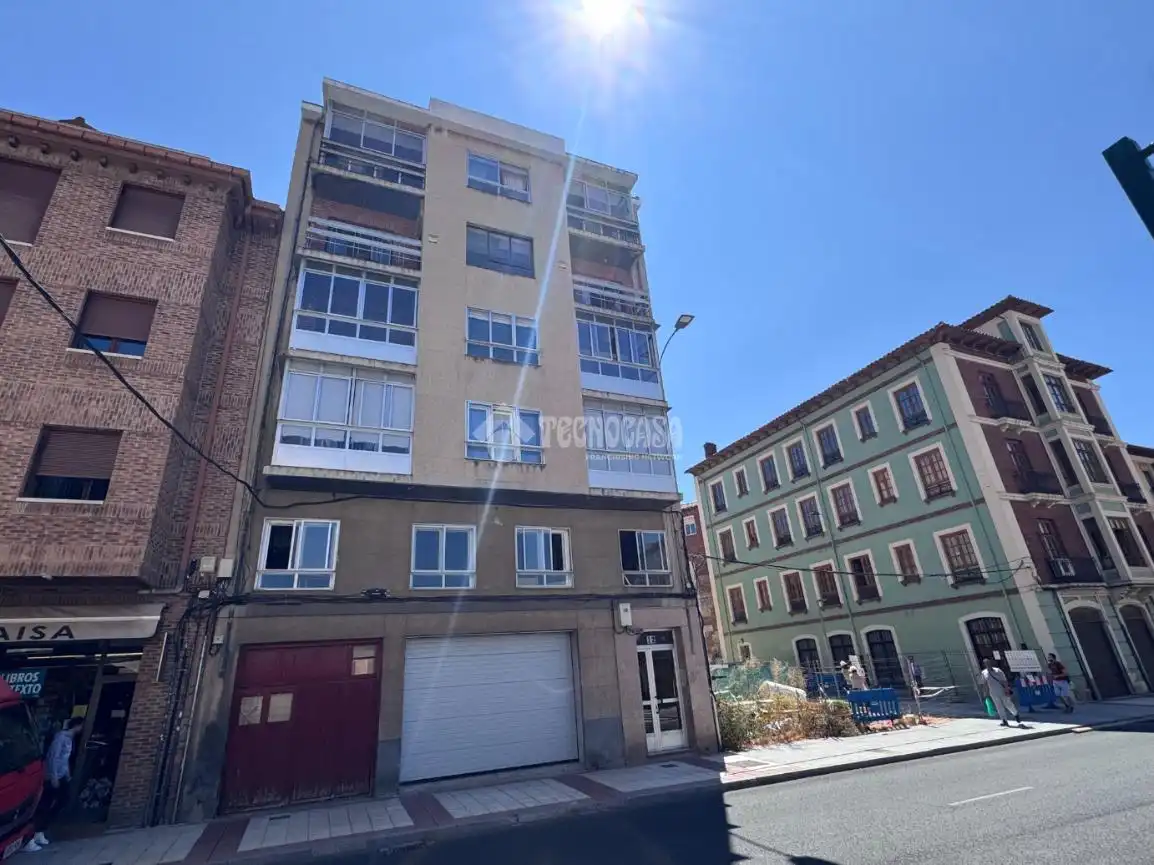 Exterior view of Flat for rent in León Capital   with Heating, Parquet flooring and Terrace