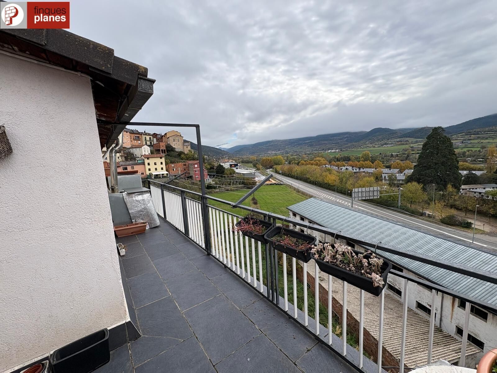 Vista exterior de Dúplex en venda en La Seu d'Urgell amb Calefacció i Balcó