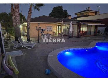 Chalet con piscina en venta en Calle siete