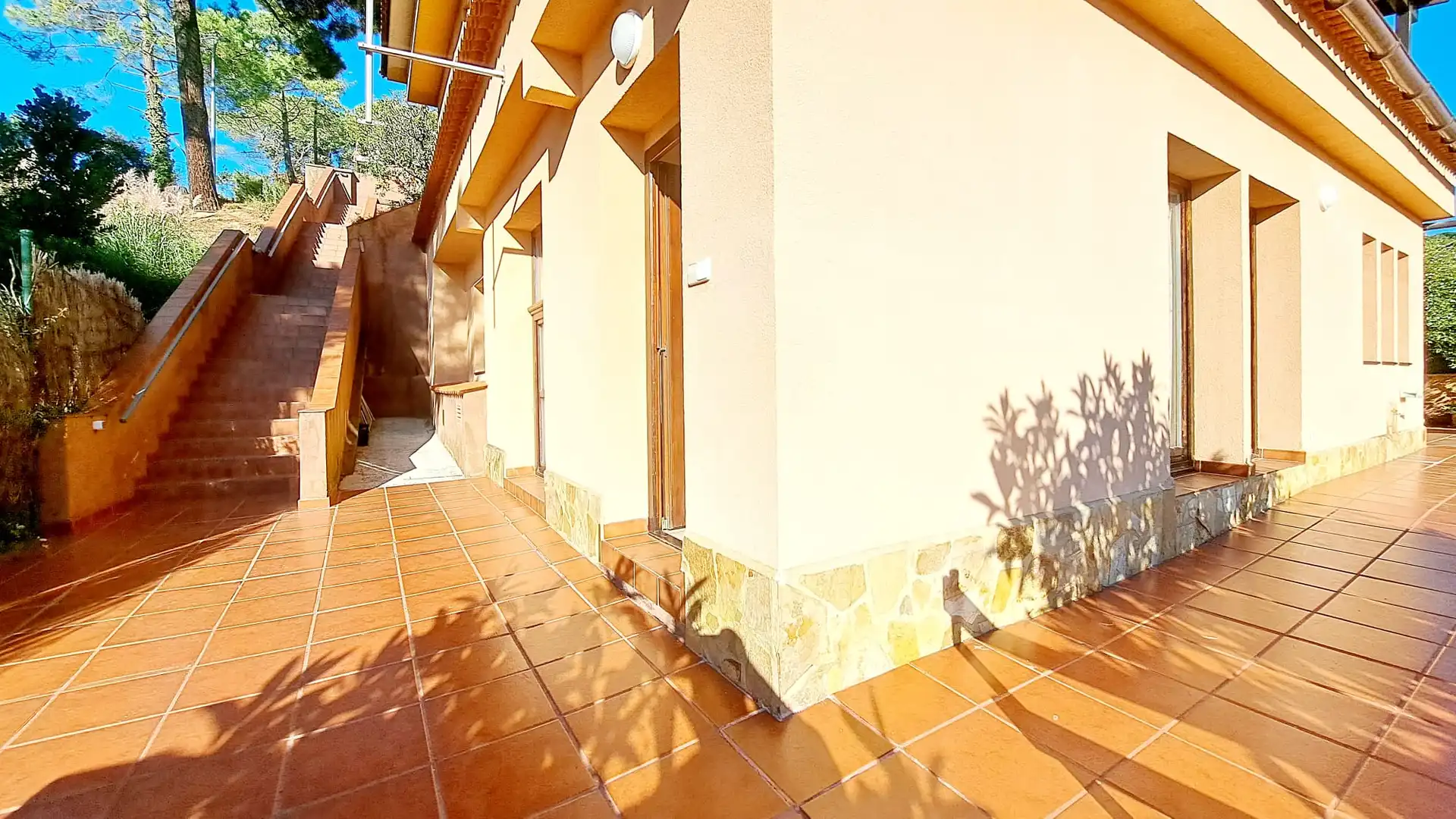 Vista exterior de Casa o xalet en venda en Lloret de Mar amb Calefacció, Jardí privat i Parquet