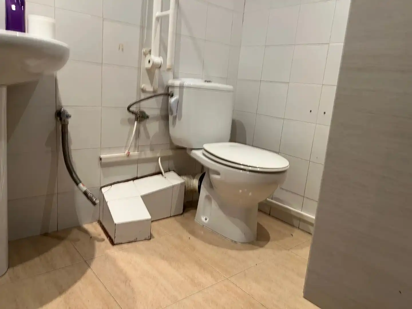 Bathroom of Commercial properties for rent in Mataró  with Air Conditioner