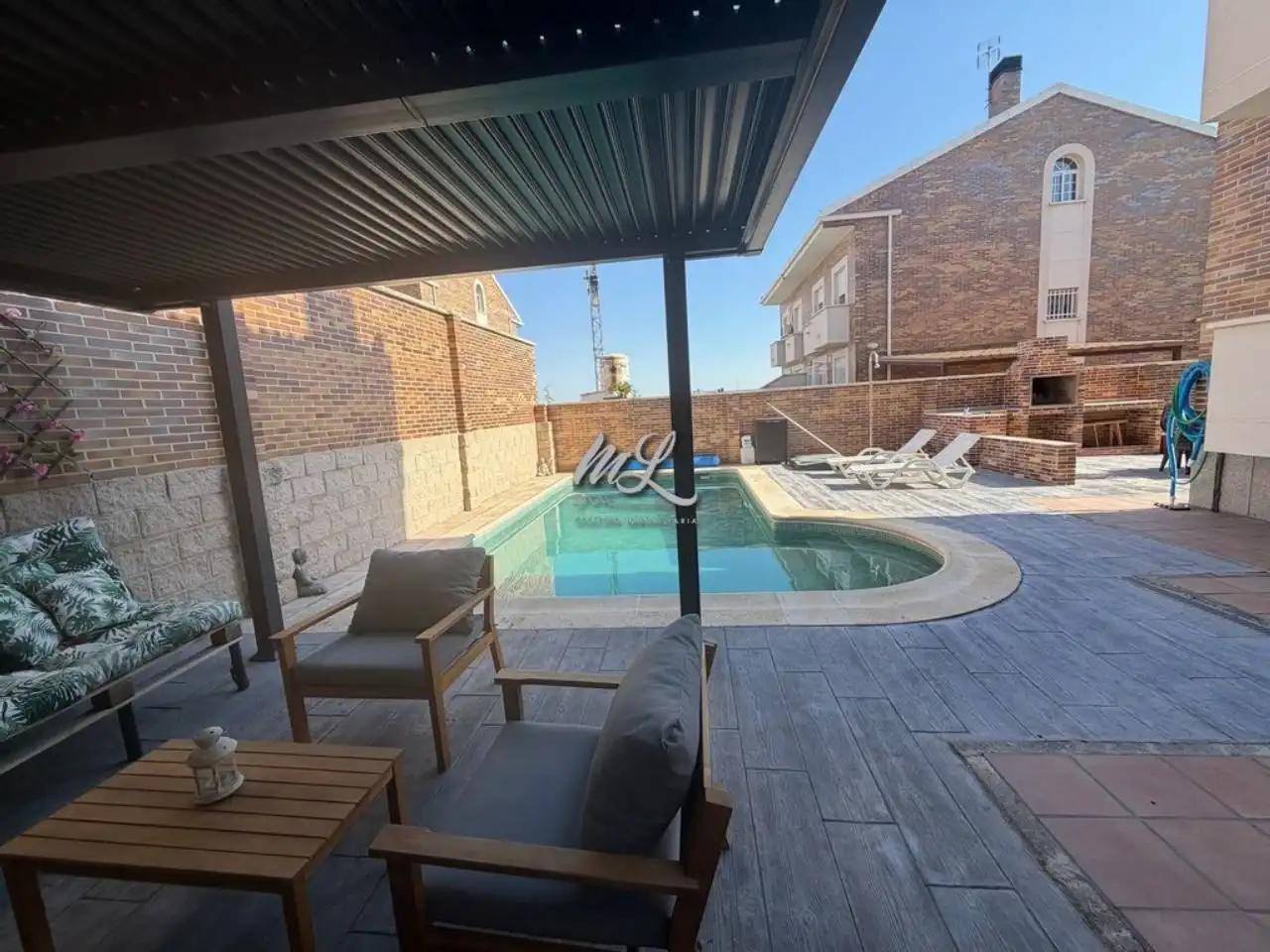 Piscina de Casa adosada en venda en Burguillos de Toledo amb Aire condicionat, Calefacció i Jardí privat