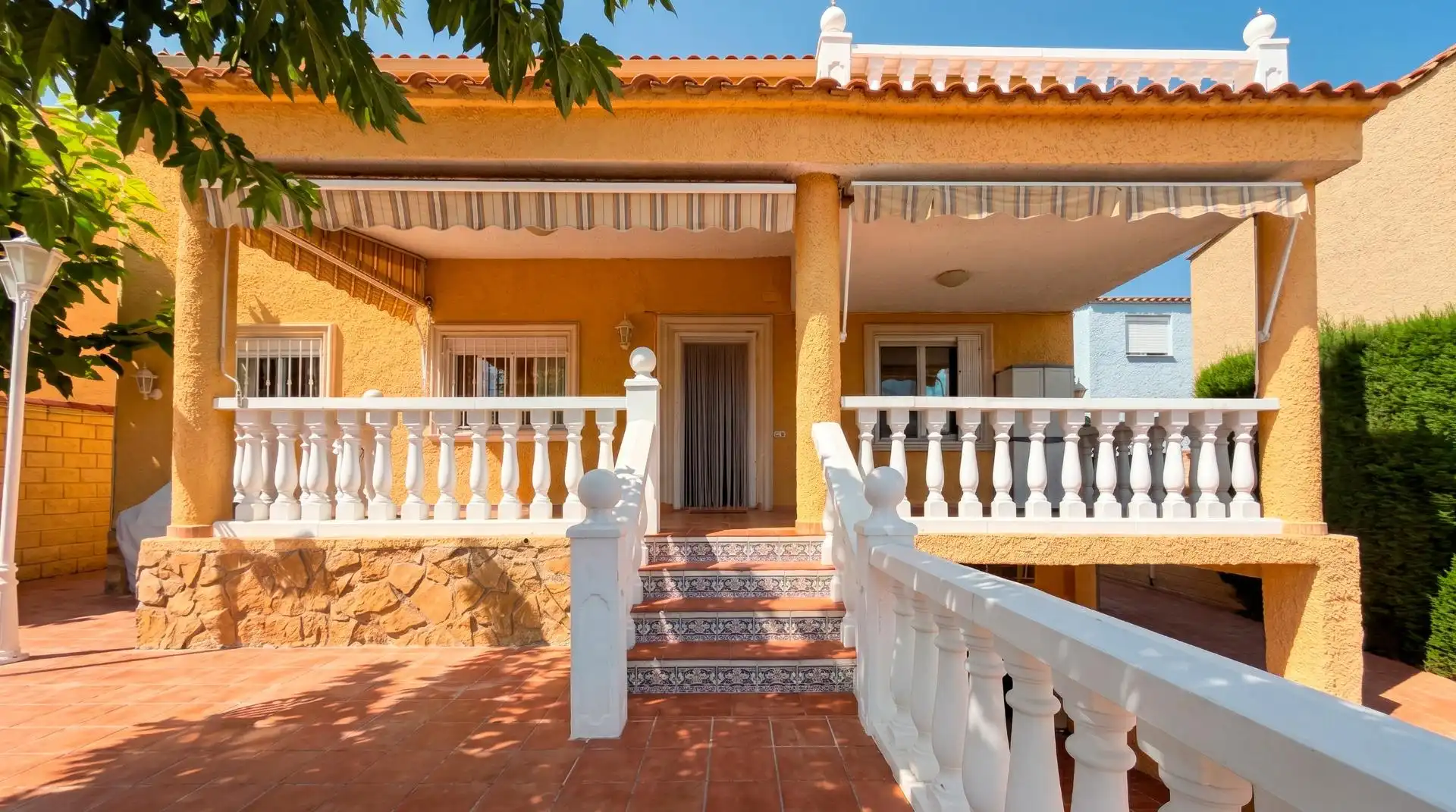Vista exterior de Casa o xalet en venda en La Pobla de Vallbona amb Aire condicionat, Calefacció i Jardí privat