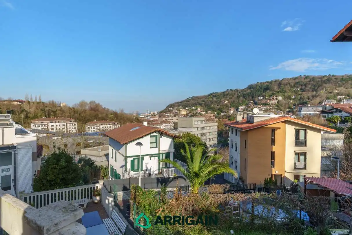 Vista exterior de Pis en venda en Donostia - San Sebastián  amb Calefacció, Jardí privat i Terrassa