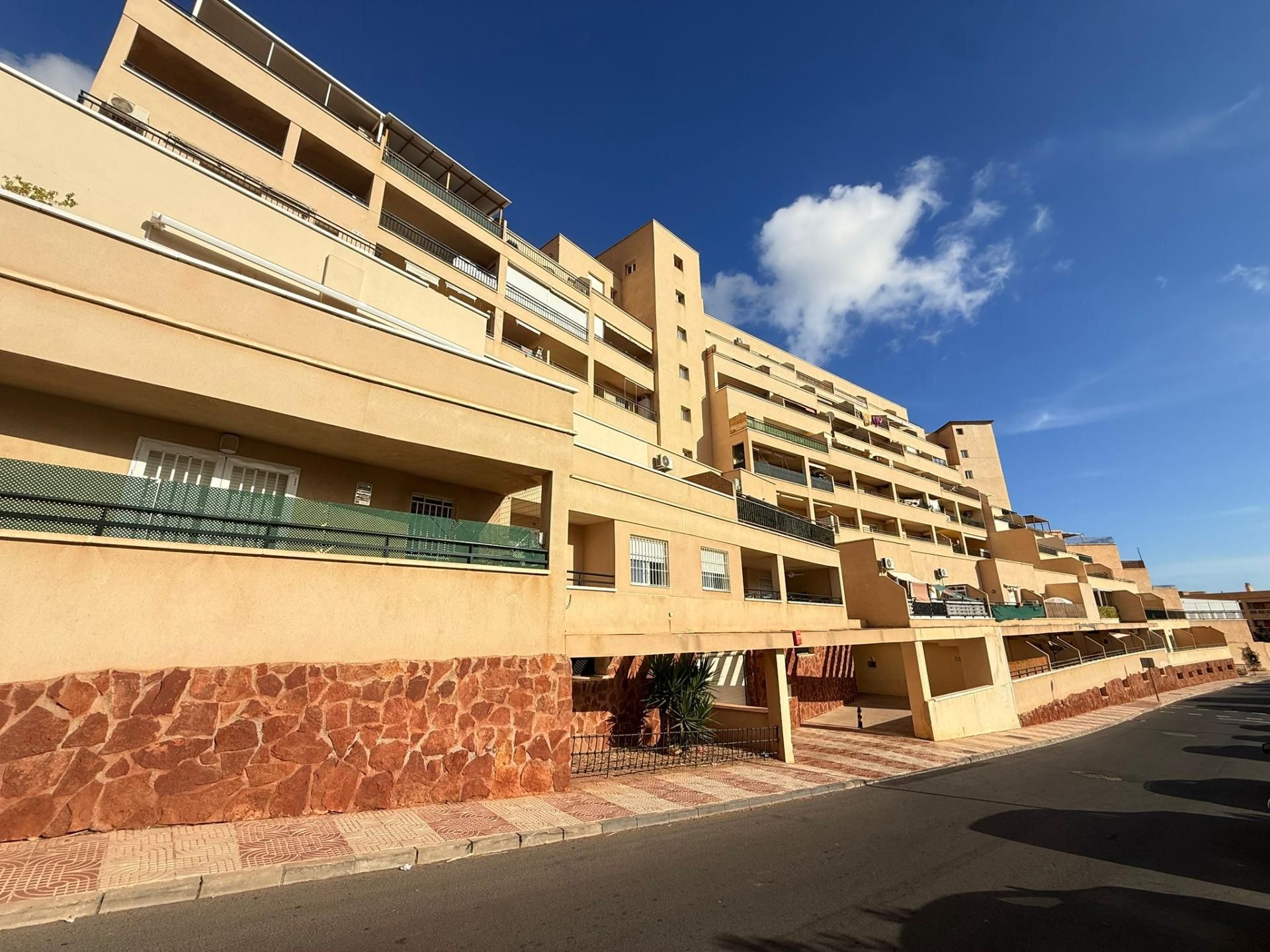 Vista exterior de Pis en venda en Roquetas de Mar amb Aire condicionat, Terrassa i Piscina comunitària