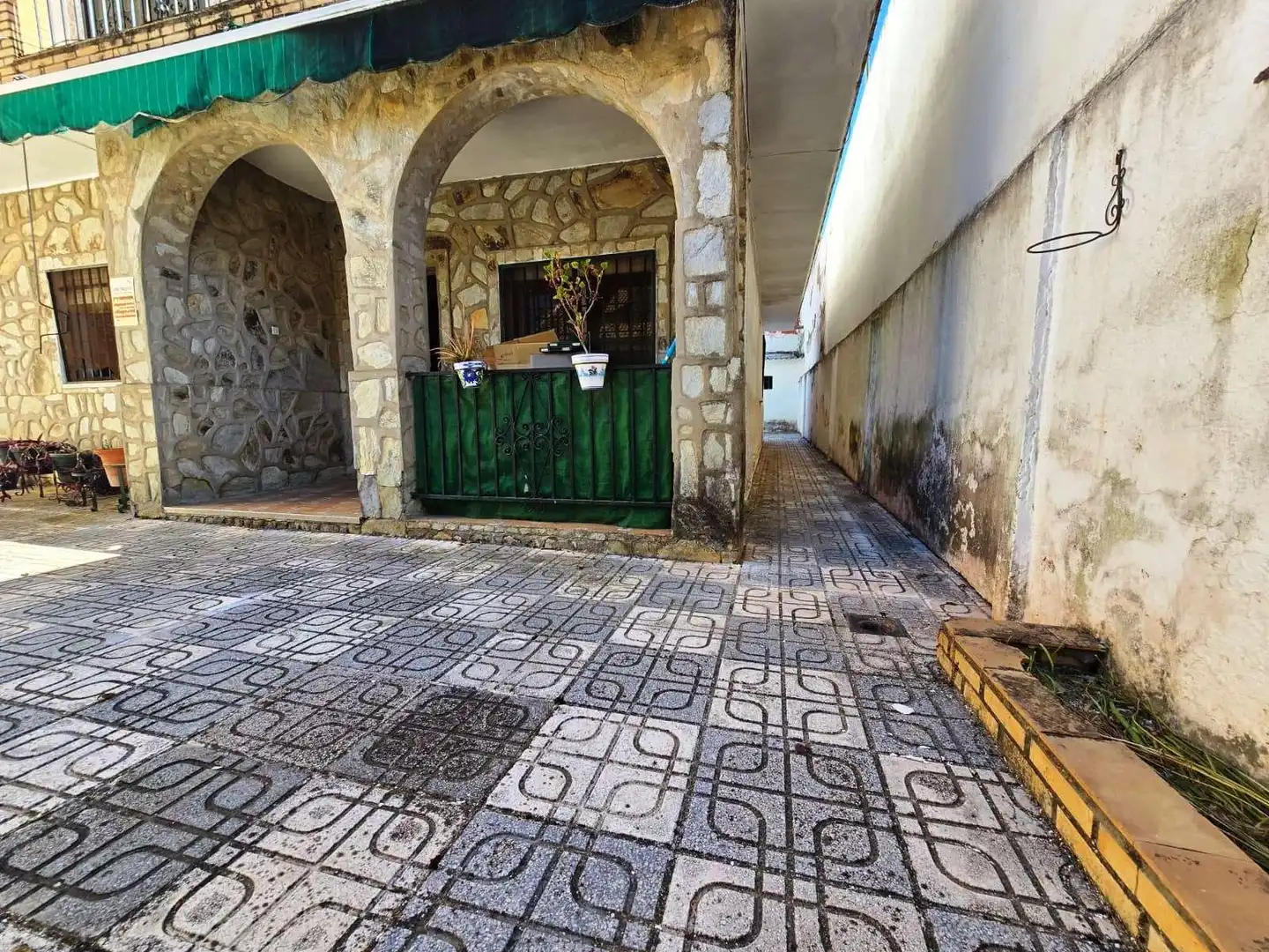 Vista exterior de Casa o chalet en venta en Valencina de la Concepción con Terraza, Trastero y Piscina
