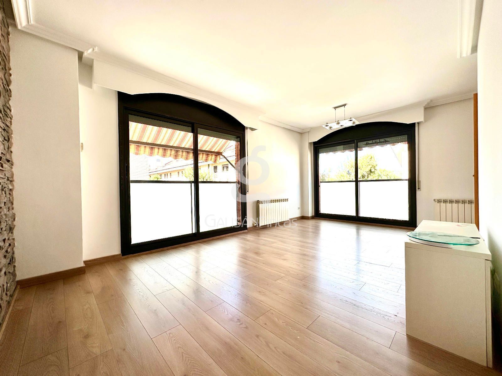 Living room of Flat for sale in Cornellà de Llobregat  with Heating, Parquet flooring and Oven