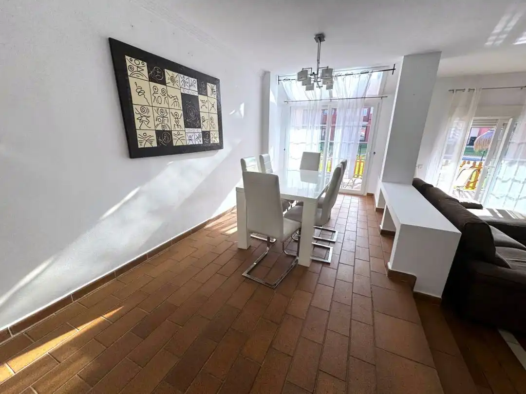 Esszimmer von Einfamilien-Reihenhaus zum Verkauf in Sotogrande mit Klimaanlage, Heizung und Privatgarten