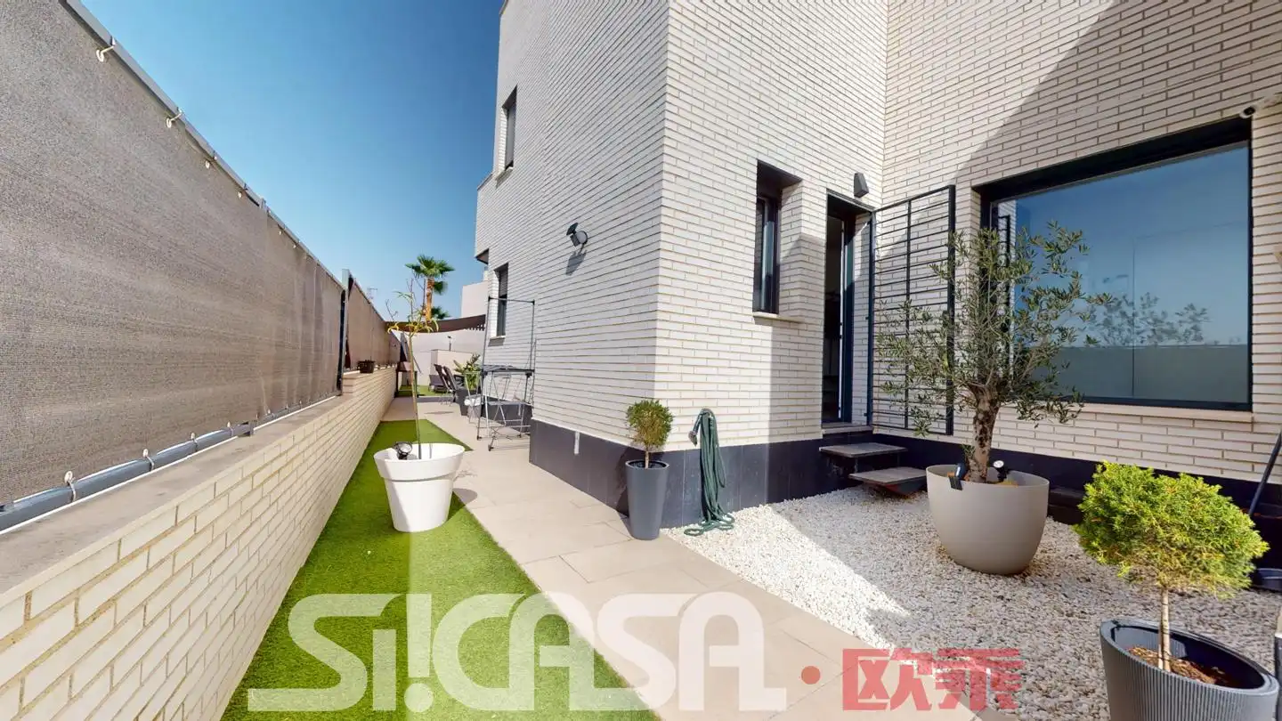 Vista exterior de Casa adosada en venda en Torrejón de la Calzada amb Jardí privat, Terrassa i Piscina