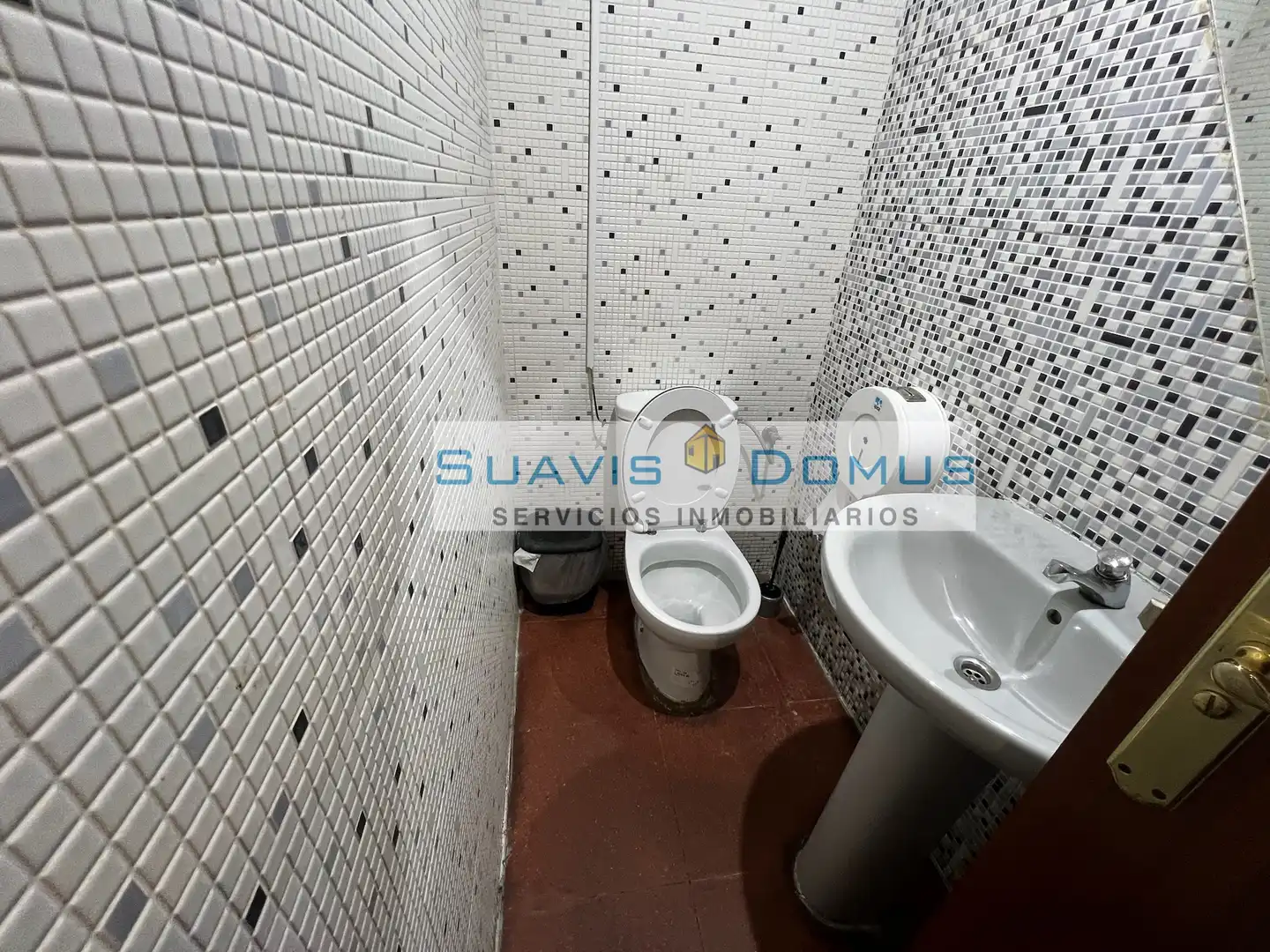 Bathroom of Commercial properties for sale in Villaralbo  with Air Conditioner, Heating and Furnished