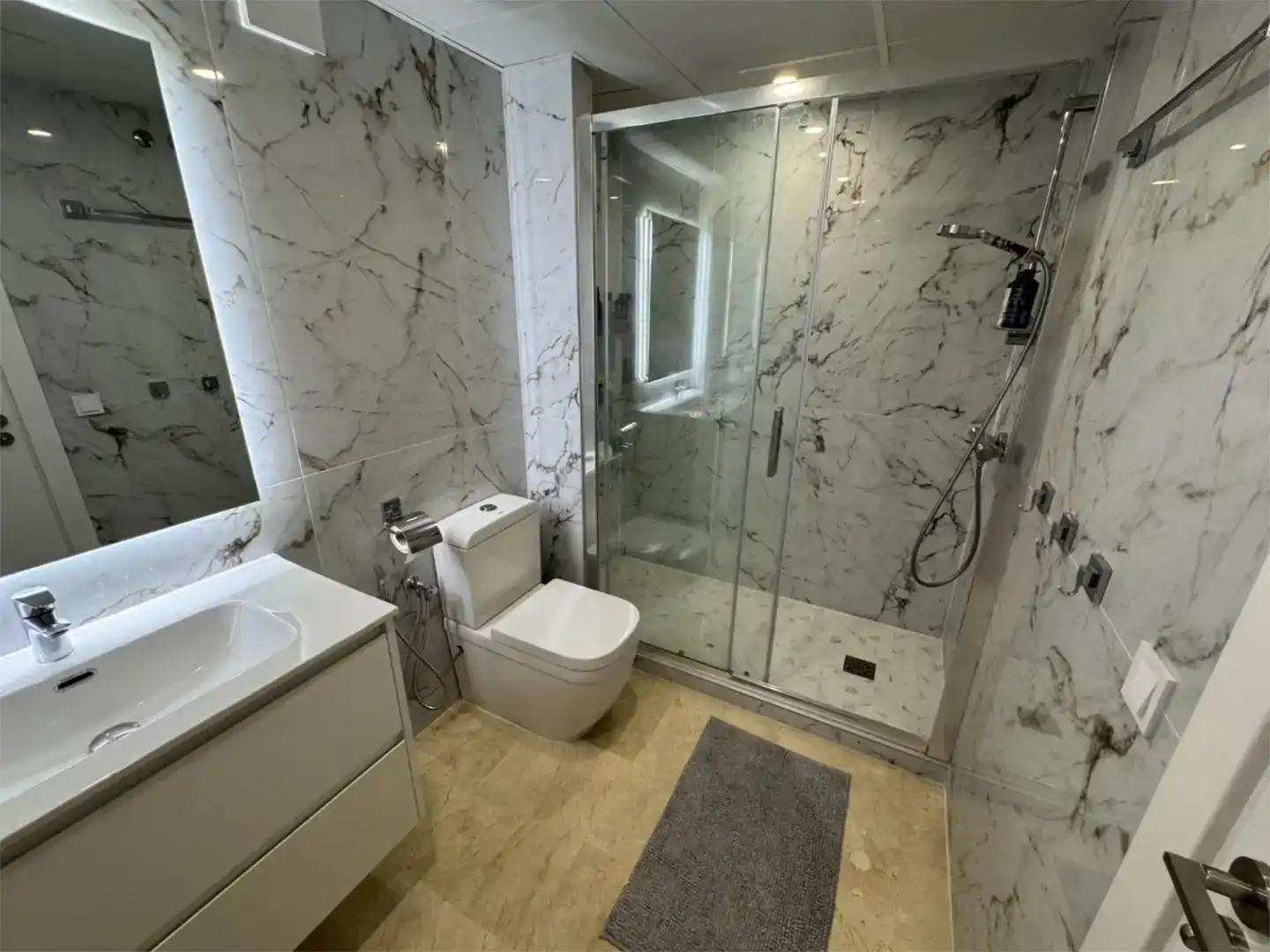 Bathroom of Flat for sale in Paterna  with Air Conditioner, Swimming Pool and Balcony