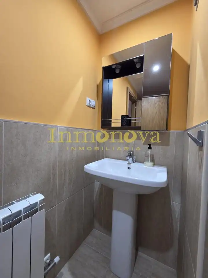Baño de Piso en venta en O Porriño   con Calefacción, Trastero y Amueblado