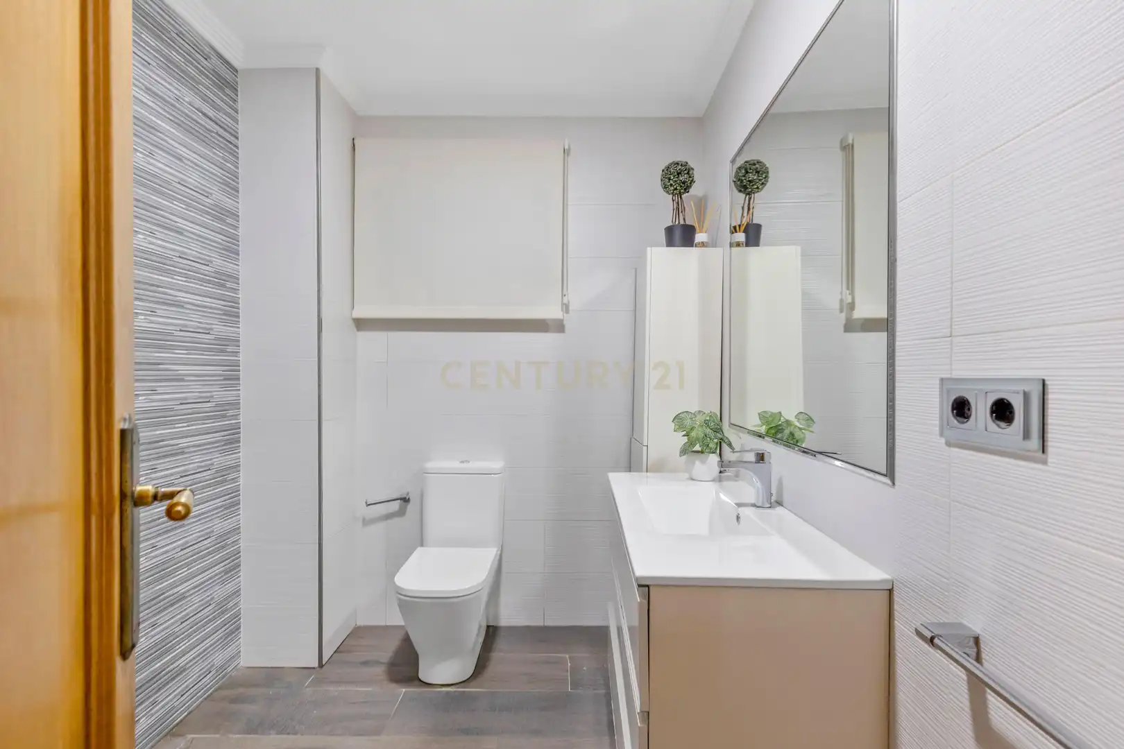 Bany de Apartament en venda en Torrevieja amb Aire condicionat, TV i Balcó