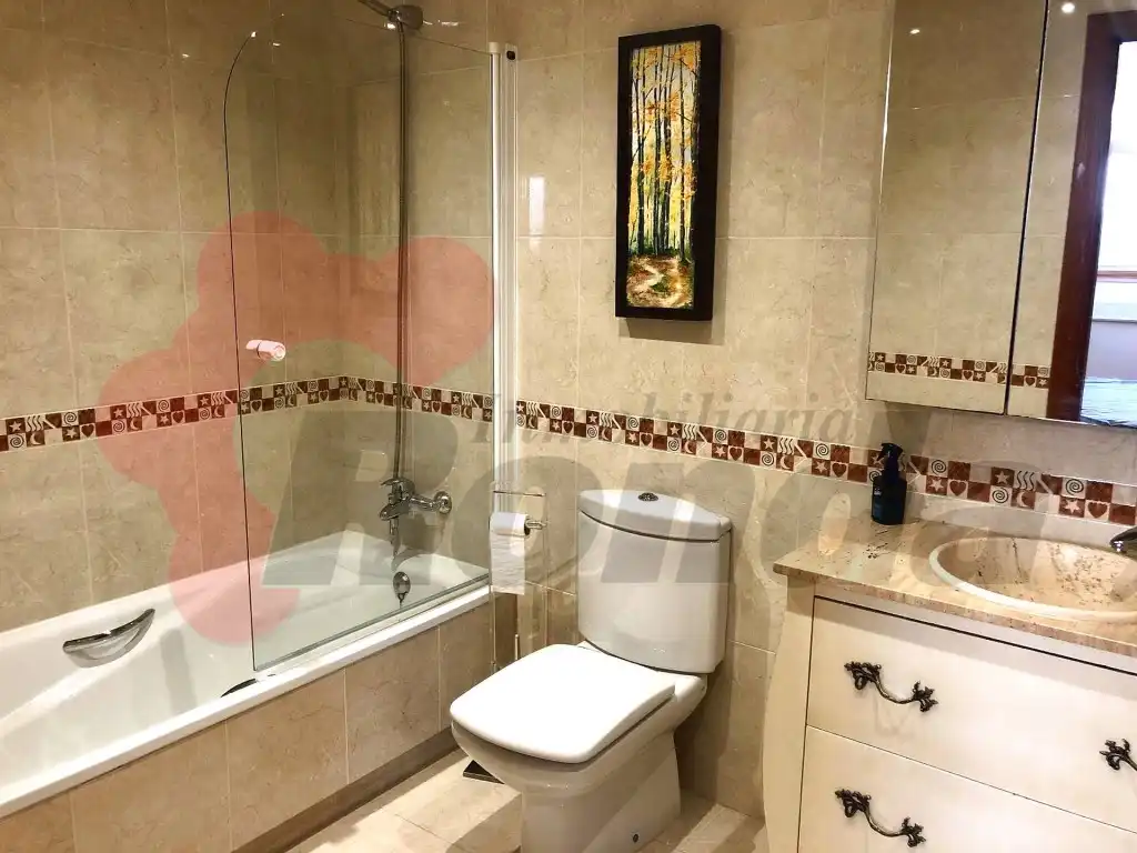Badezimmer von Maisonette zum Verkauf in Lugo