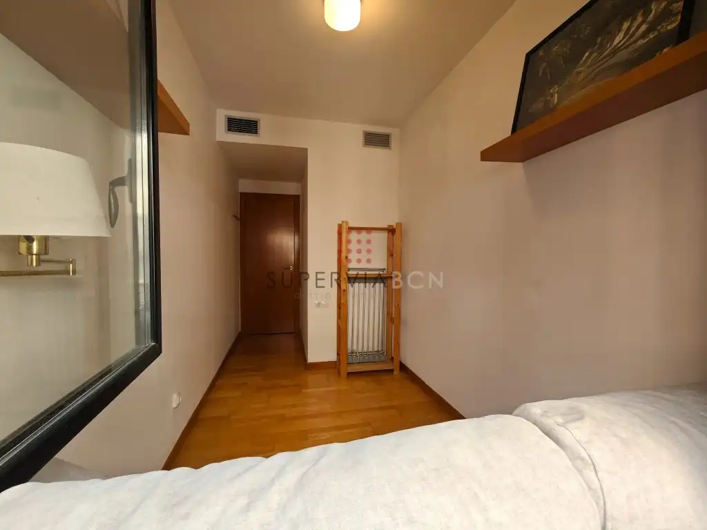 Schlafzimmer von Dachboden zum Verkauf in Barcelona mit Balkon