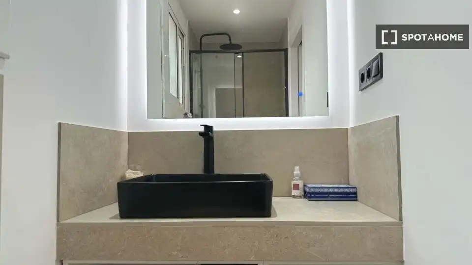 Bathroom of Flat for rent in L'Hospitalet de Llobregat  with Air Conditioner, Heating and Furnished