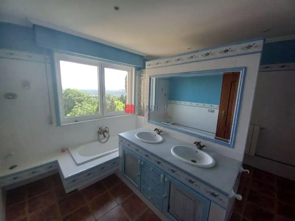 Baño de Casa o chalet de alquiler en Santiago de Compostela  con Calefacción, Jardín privado y Trastero