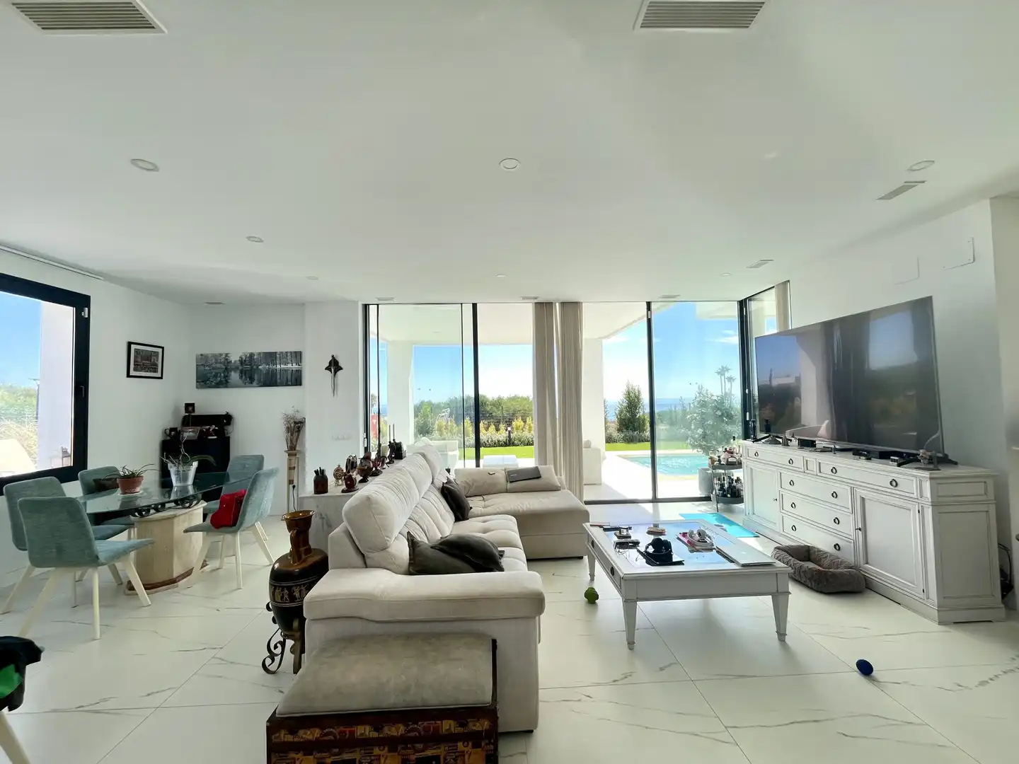 Sala d'estar de Casa o xalet en venda en Manilva amb Aire condicionat, Jardí privat i Terrassa