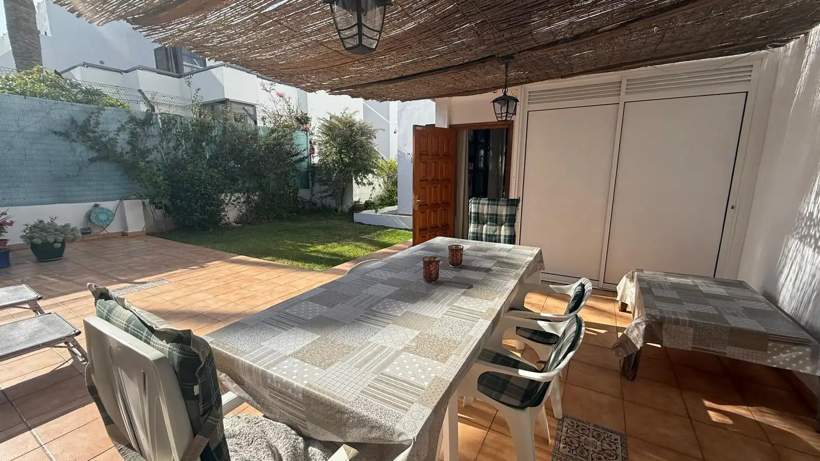 Terrasse von Erdgeschoss zum Verkauf in Arona mit Privatgarten, Terrasse und Abstellraum