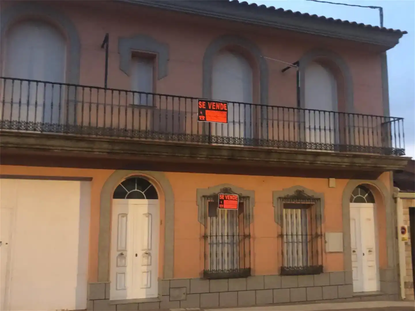 Vista exterior de Pis en venda en Corte de Peleas