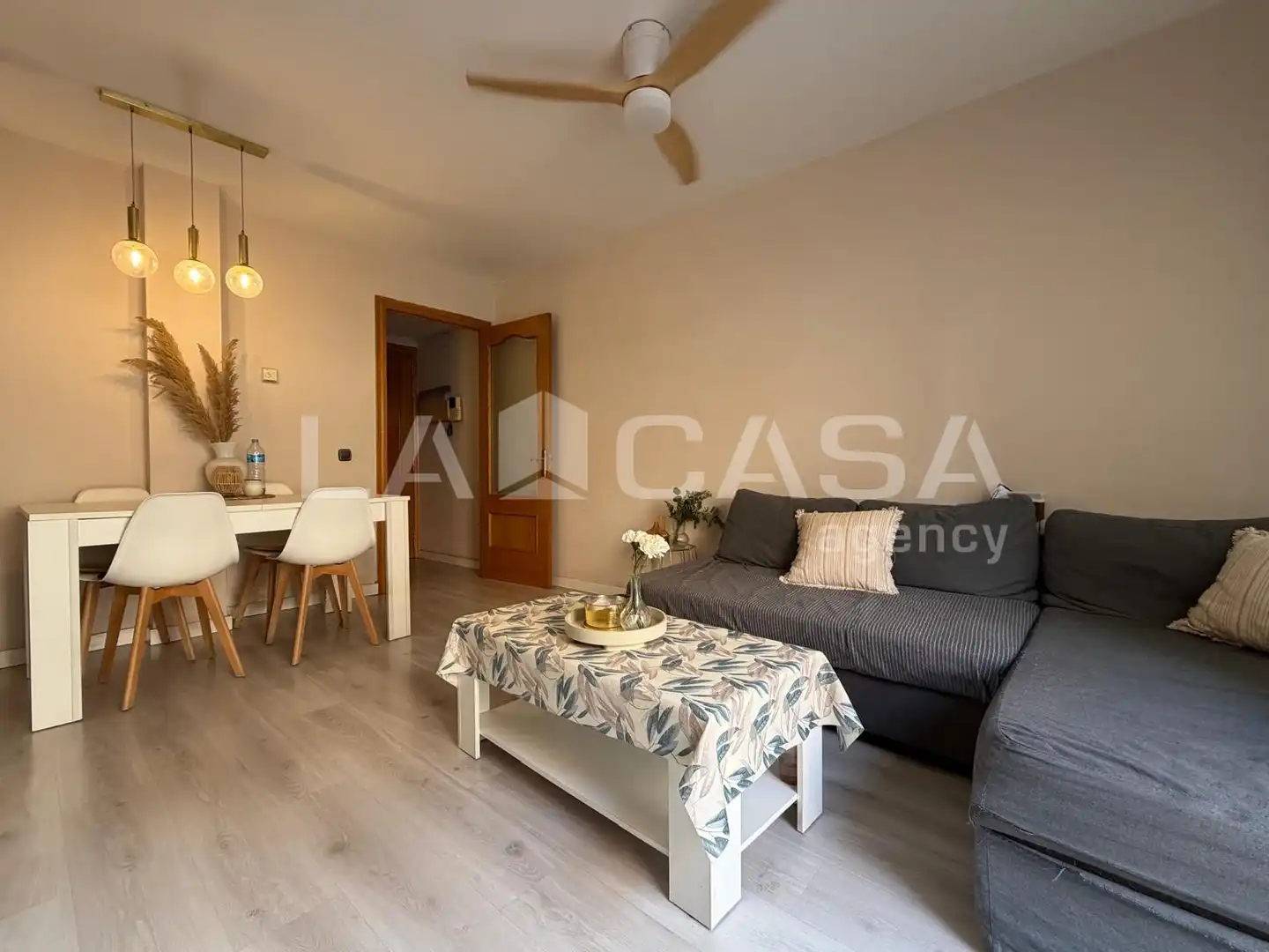 Sala d'estar de Pis en venda en Santa Coloma de Gramenet amb Terrassa i Balcó