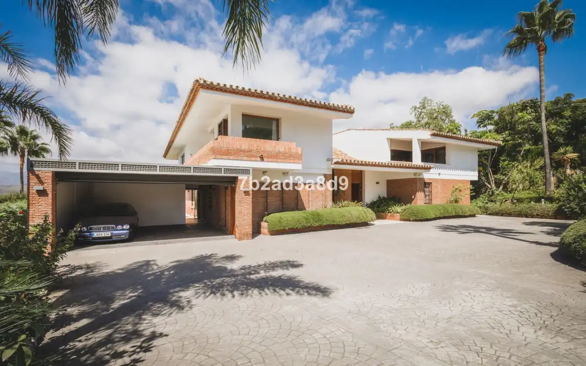 Vista exterior de Casa o xalet en venda en Marbella amb Aire condicionat, Jardí privat i Terrassa