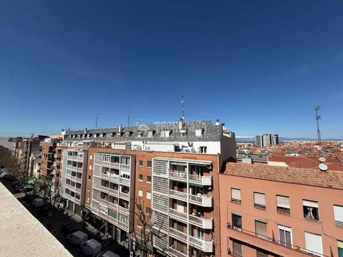 Vista exterior de Piso en venta en Madrid con Calefacción y Terraza
