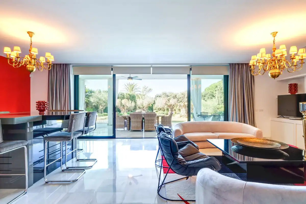 Sala d'estar de Casa o xalet de lloguer en Marbella amb Aire condicionat, Jardí privat i Traster