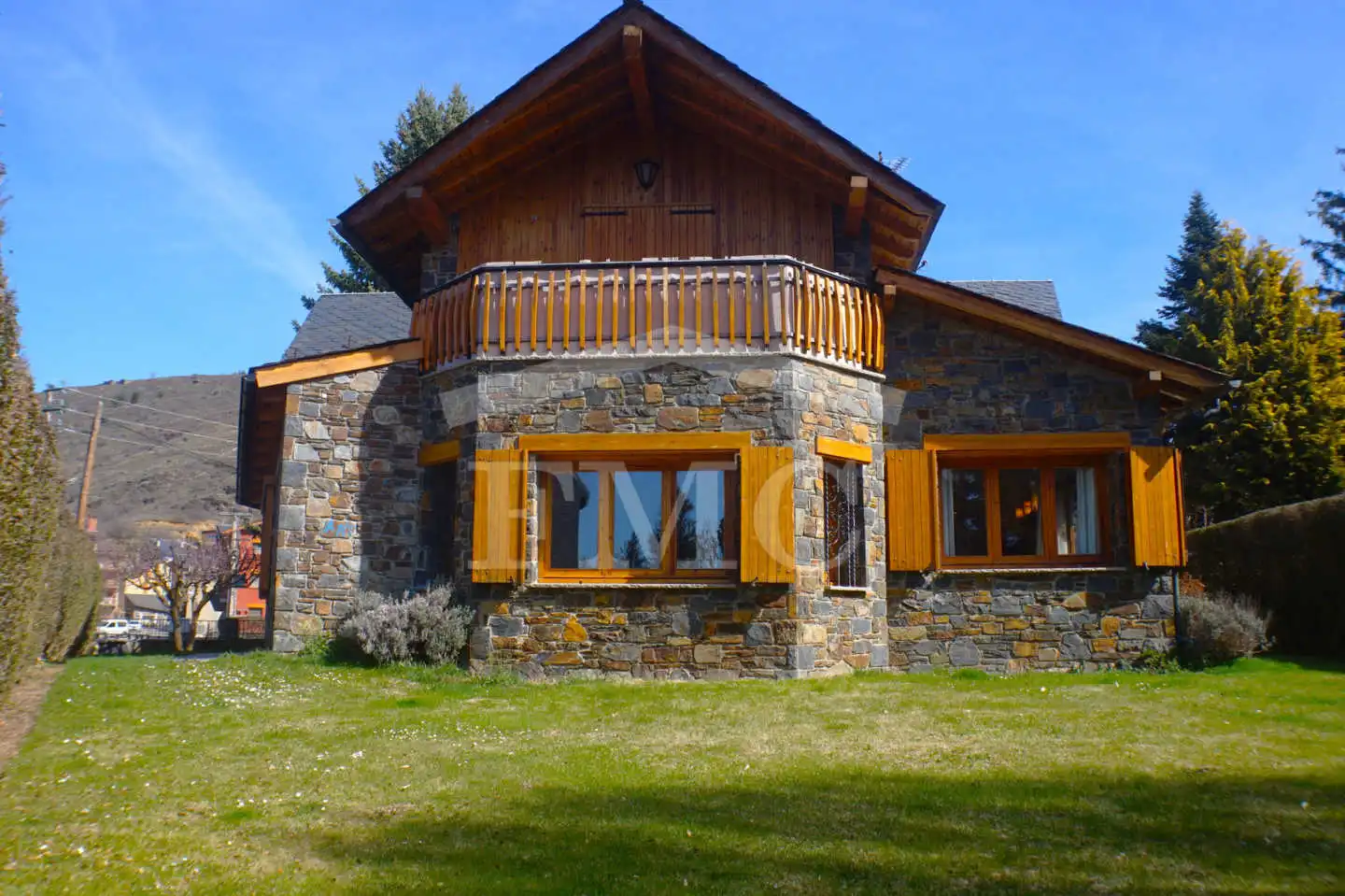 Vista exterior de Casa o xalet en venda en Llívia amb Calefacció, Jardí privat i Parquet