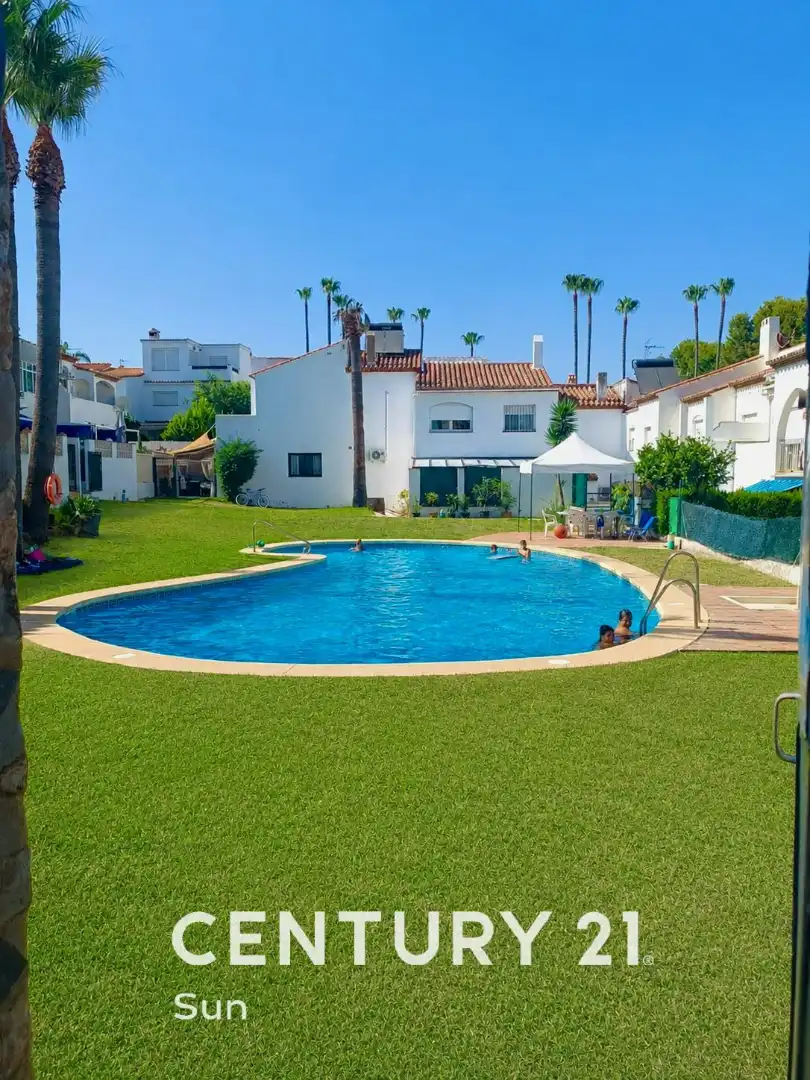 Piscina de Casa adosada en venta en Estepona con Jardín privado, Terraza y Lavadora