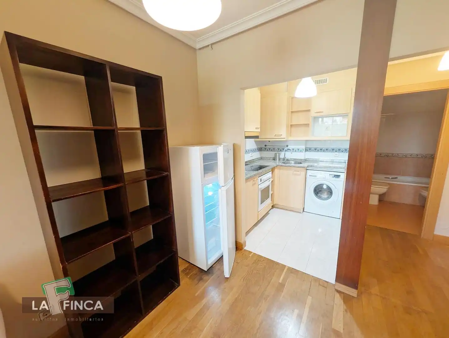 Cuina de Apartament en venda en Oviedo  amb Calefacció, Traster i Moblat