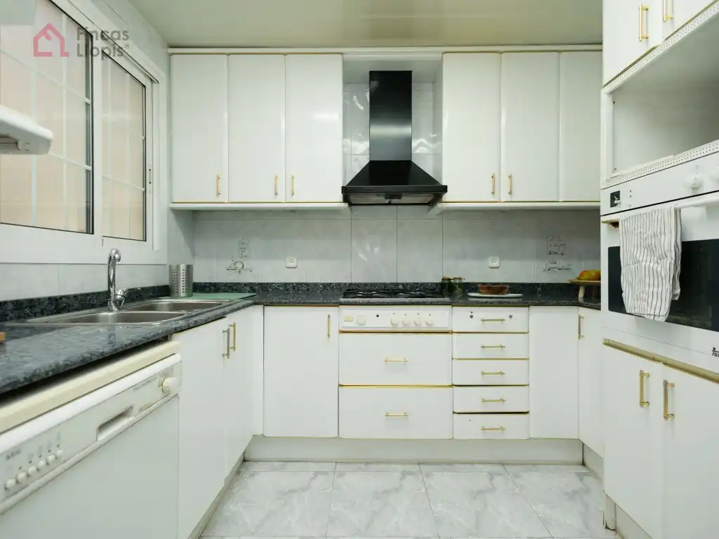 Cocina de Piso en venta en Barcelona con Balcón