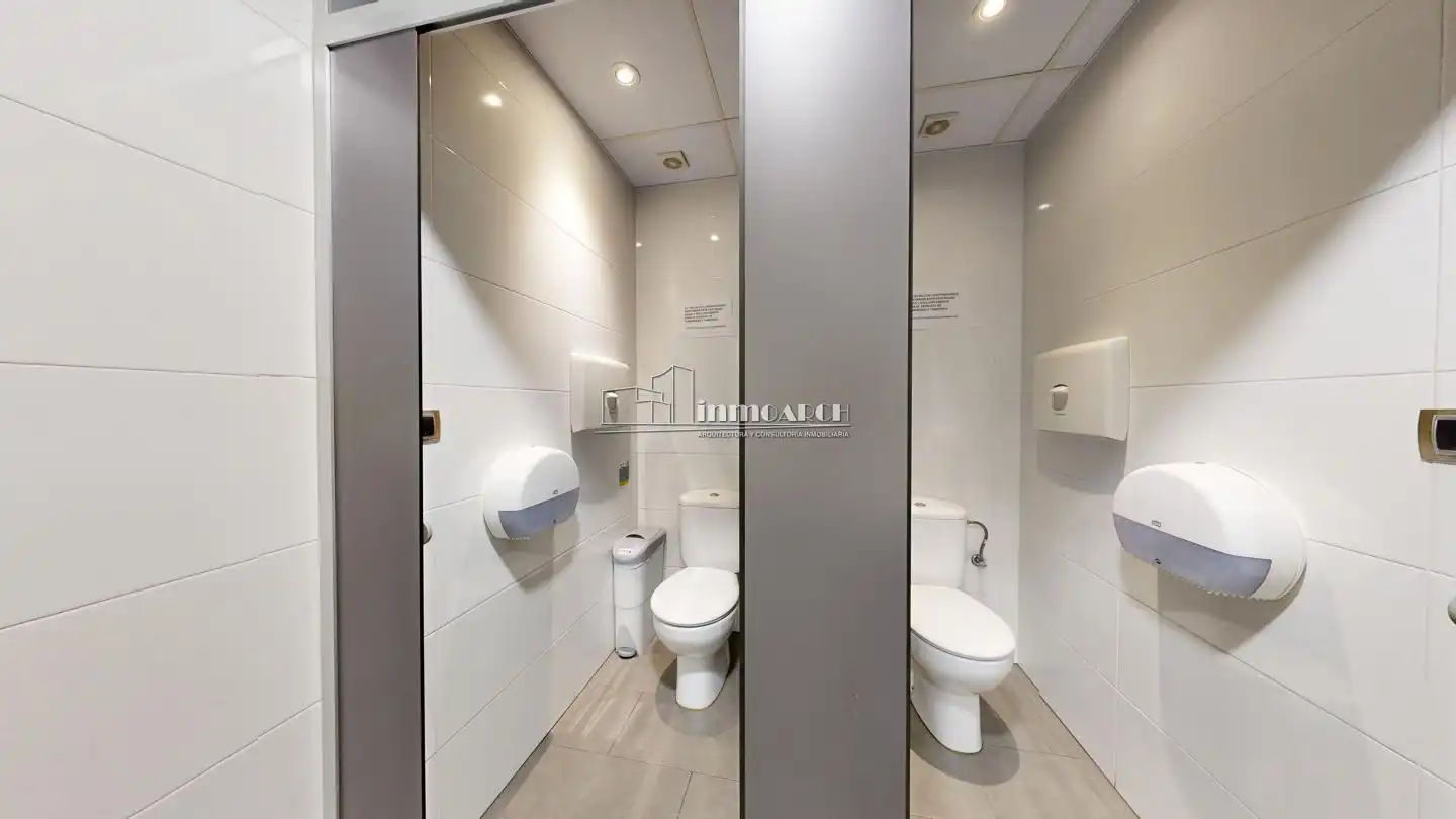 Badezimmer von Büro zum Verkauf in A Coruña Capital  mit Klimaanlage