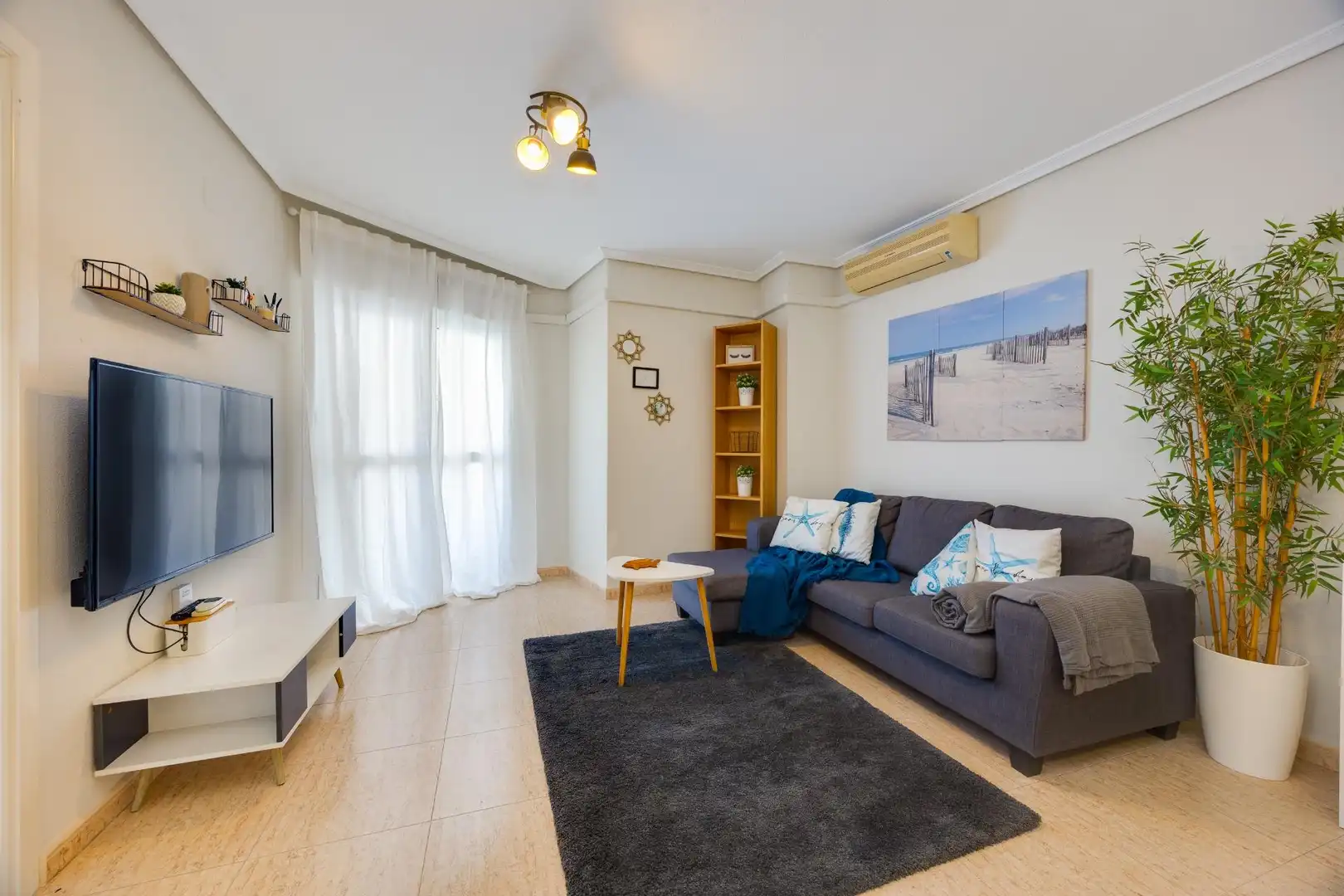 Sala d'estar de Apartament en venda en Torrevieja amb Aire condicionat, Terrassa i Moblat