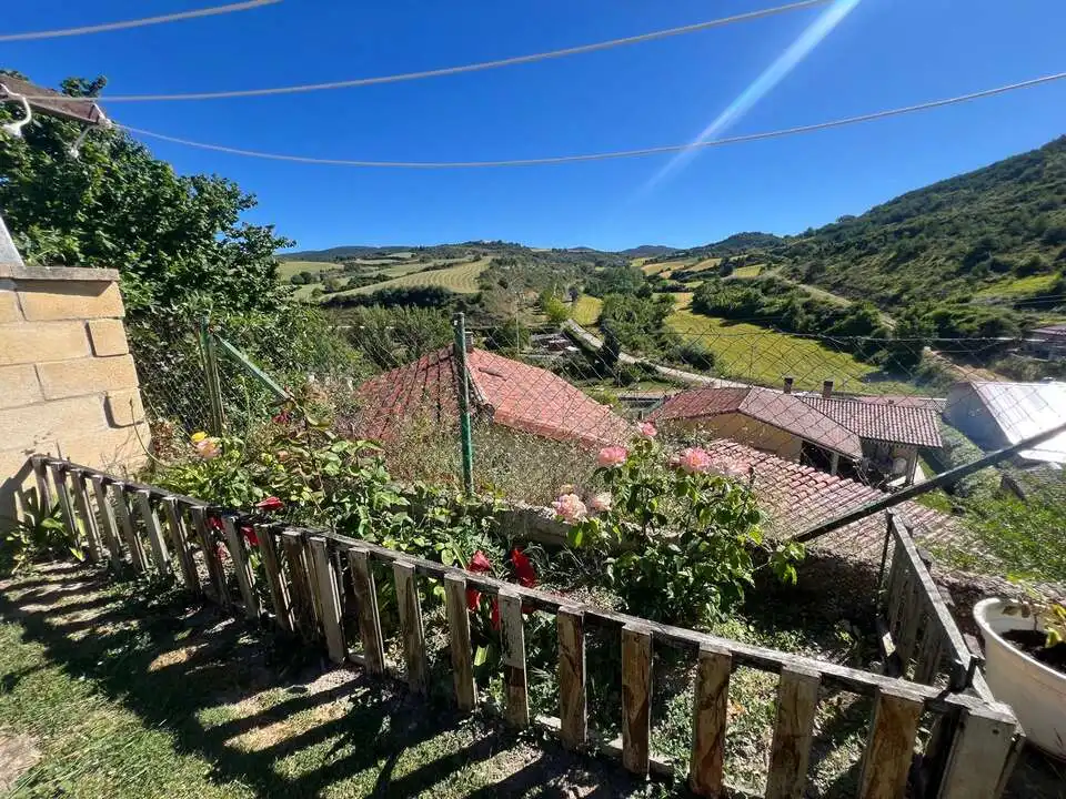 Vista exterior de Casa o xalet en venda en Añana amb Calefacció, Jardí privat i Traster