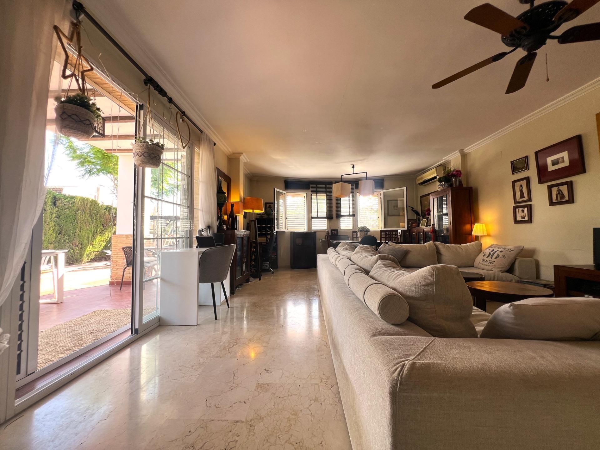 Sala d'estar de Casa o xalet en venda en Paterna amb Aire condicionat, Calefacció i Jardí privat