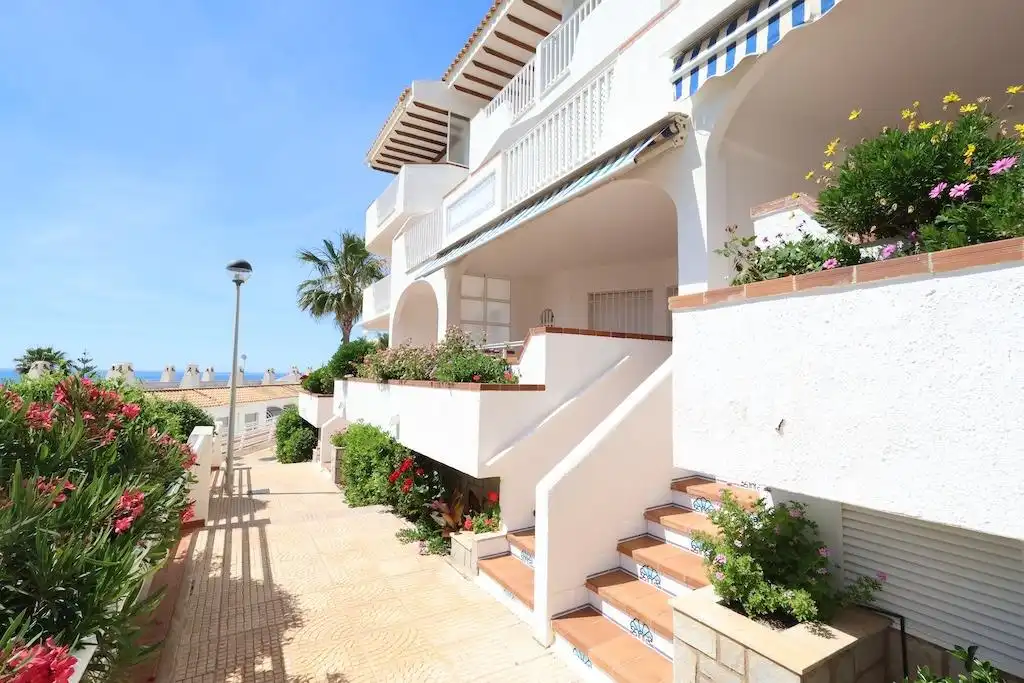 Vista exterior de Casa o xalet de lloguer en Orihuela amb Jardí privat, Terrassa i Moblat