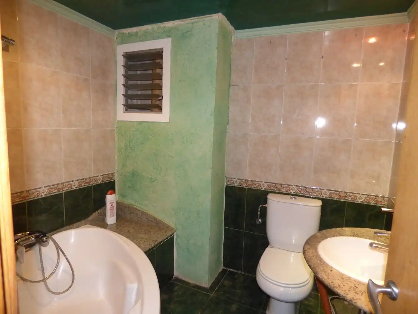 Badezimmer von Wohnung zur Miete in Girona mit Heizung, Parkett und Terrasse