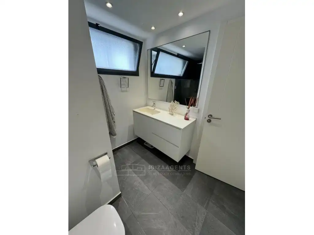 Baño de Apartamento en venta en Santa Eulària des Riu con Aire acondicionado, Calefacción y Piscina