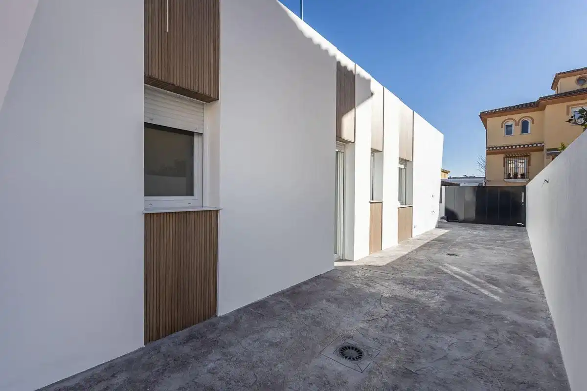Vista exterior de Casa adosada en venta en Vegas del Genil con Aire acondicionado, Calefacción y Jardín privado