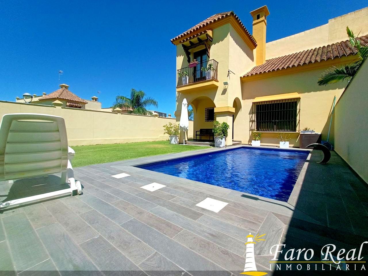 Vista exterior de Casa o xalet de lloguer en Sanlúcar de Barrameda amb Aire condicionat, Jardí privat i Piscina