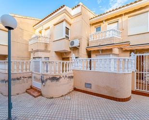 Vista exterior de Casa adosada en venda en Santa Pola amb Aire condicionat i Piscina