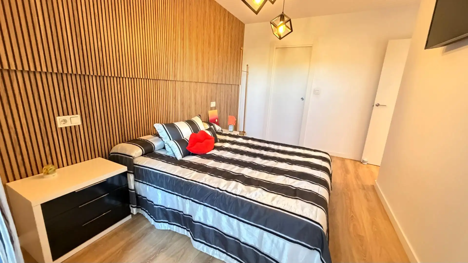 Schlafzimmer von Dachboden zum Verkauf in Elche / Elx mit Heizung, Terrasse und Abstellraum