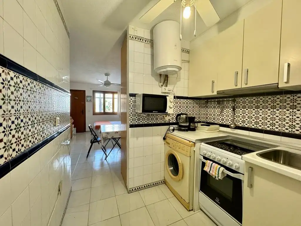 Küche von Wohnung zur Miete in Torrevieja mit Klimaanlage, Terrasse und Schwimmbad