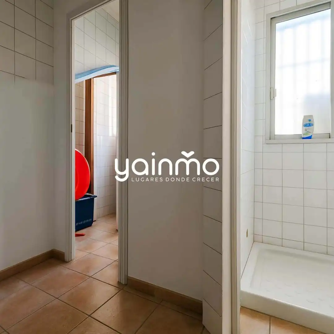 Badezimmer von Fabrikhallen zur Miete in Jaén