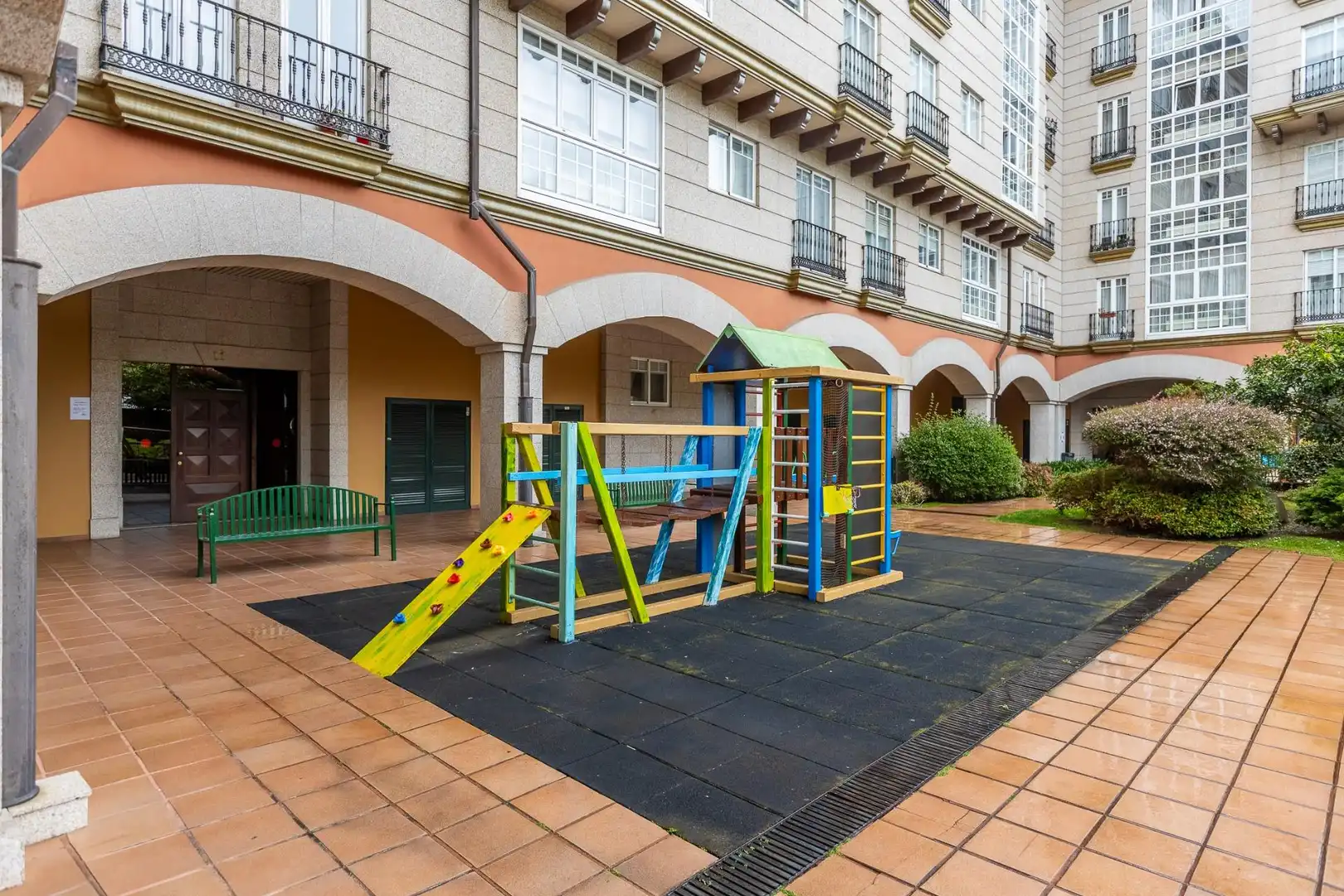 Vista exterior de Dúplex en venta en A Coruña Capital  con Jardín privado, Trastero y Piscina comunitaria
