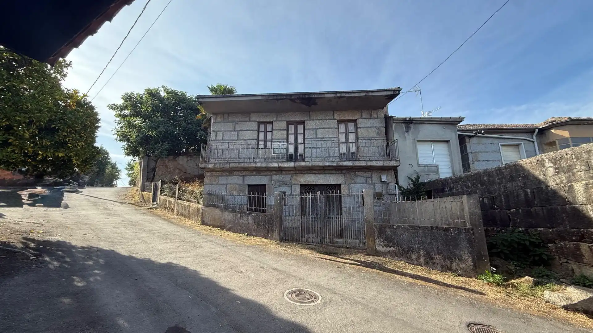 Vista exterior de Casa o xalet en venda en Toén amb Jardí privat, Moblat i Balcó