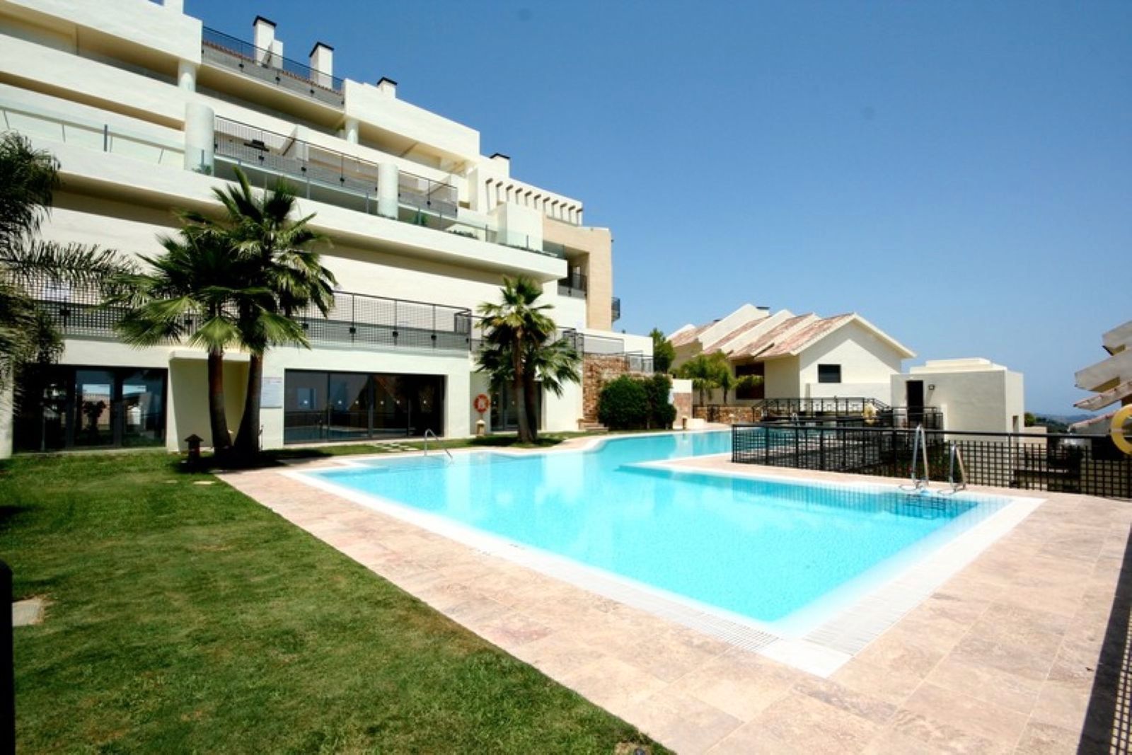 Swimming pool of Flat for sale in Marbella  with Air Conditioner, Terrace and Community pool