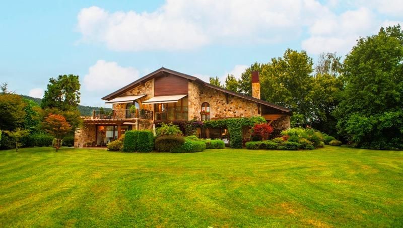 Vista exterior de Casa o xalet en venda en Cabezón de la Sal amb Calefacció, Jardí privat i Terrassa